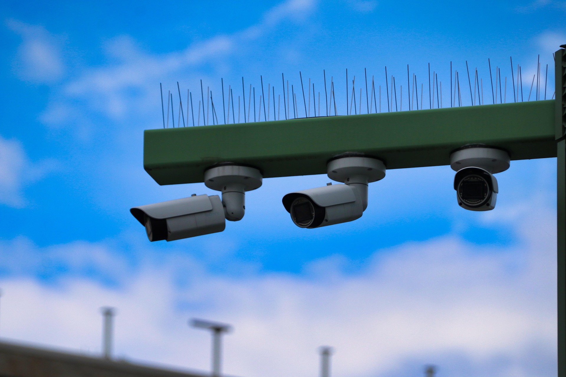 Những đột phá trong công nghệ ống kính bảo mật ánh sáng yếu: Ánh sáng đen F1.0 so với chiếu sáng hồng ngoại