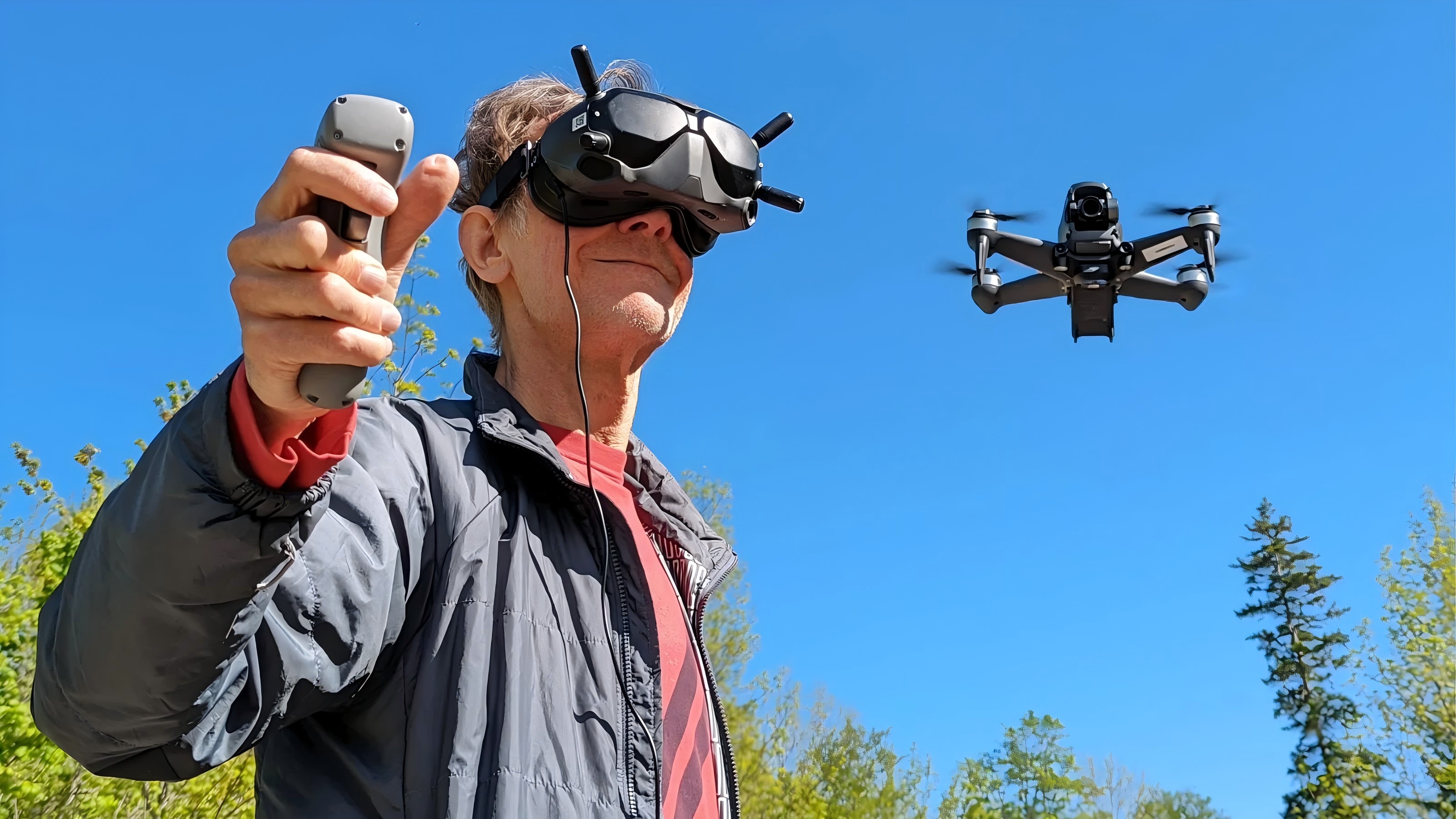 Vấn đề về mili giây: Cách quang học chuyên dụng của FPV giảm thiểu độ trễ và làm sắc nét hình ảnh tốc độ cao