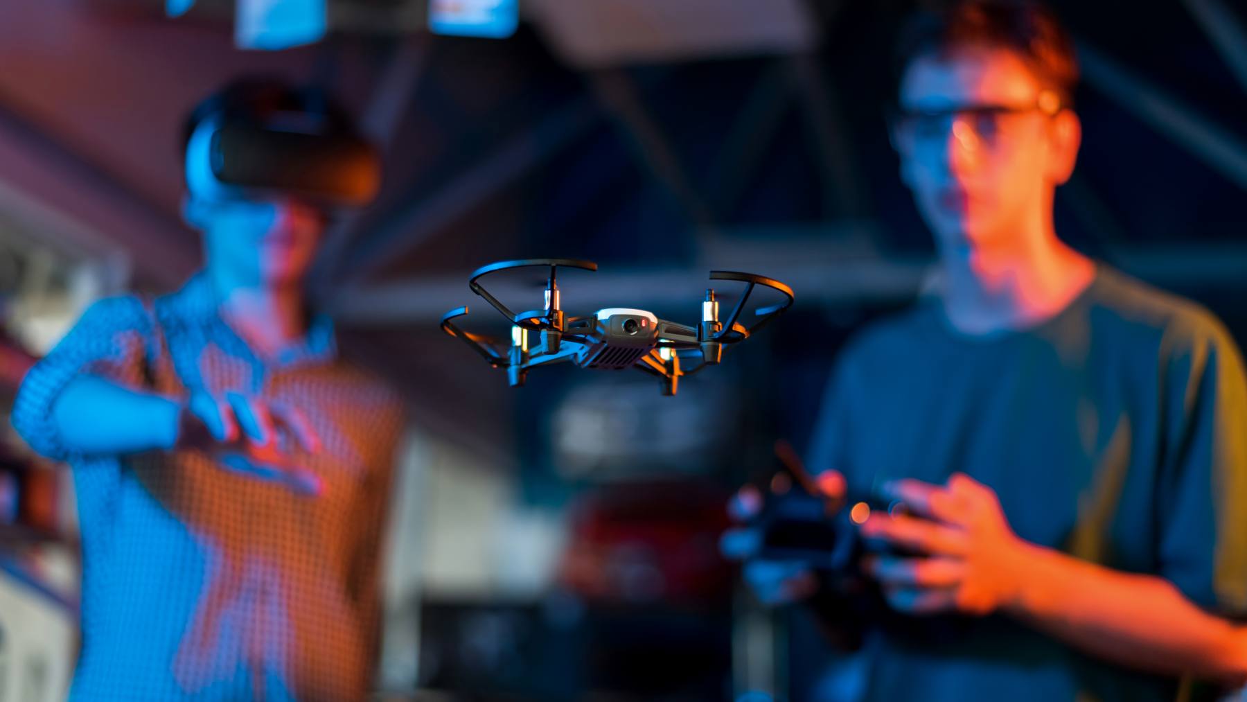 Ống kính máy ảnh FPV siêu rộng cho trải nghiệm đua xe không người lái đắm chìm